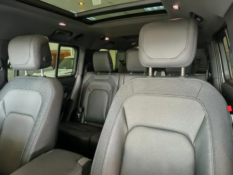 2023 Land Rover Defender Front Seats